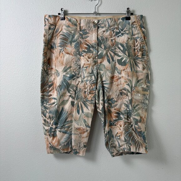 Chicos Tropical Print Cargo Crop Capri Pants Size 2.5 UX 14 Tan Green Roll Tab - Picture 1 of 12